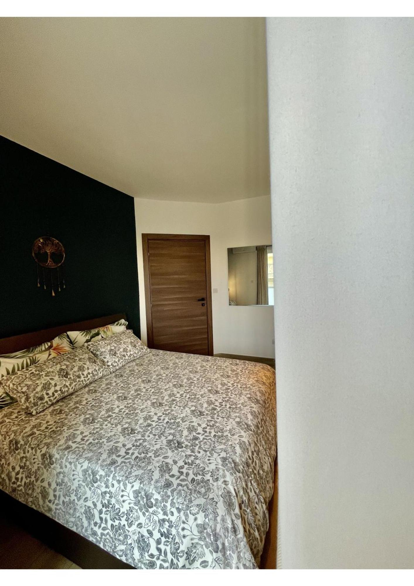 Airport Accommodation Bedroom With Bathroom Self Check In And Self Check Out Air-Condition Included Mqabba Eksteriør bilde